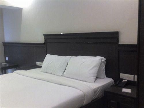 Ocean Waves Sun Baga Hotel Luaran gambar