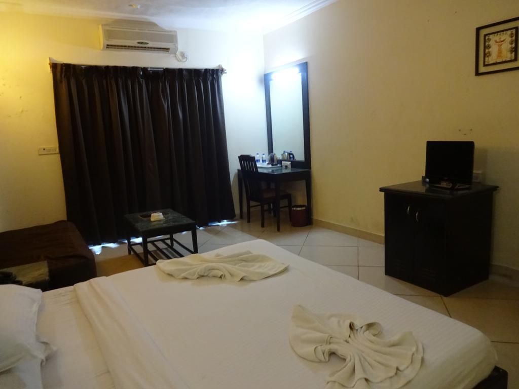 Ocean Waves Sun Baga Hotel Luaran gambar