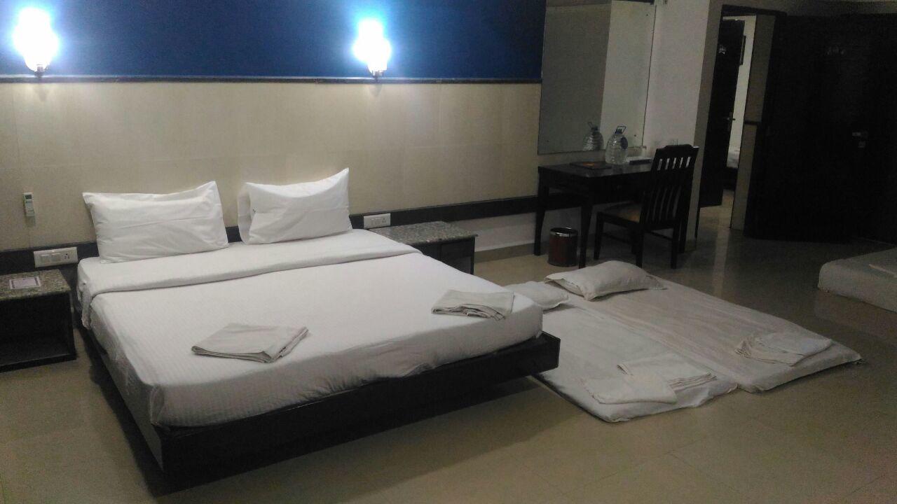 Ocean Waves Sun Baga Hotel Luaran gambar